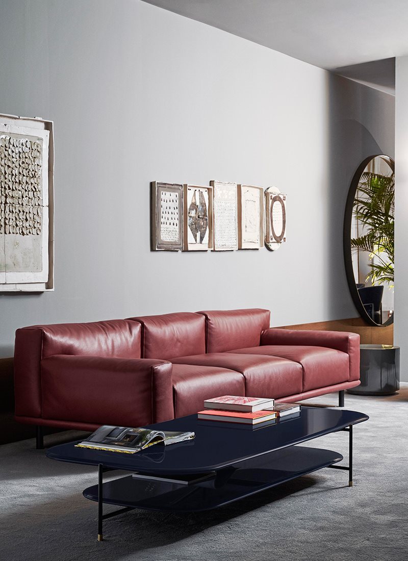 21---Meridiani---salone-2019---timothy-sofa---adrian-low-table-800x1100